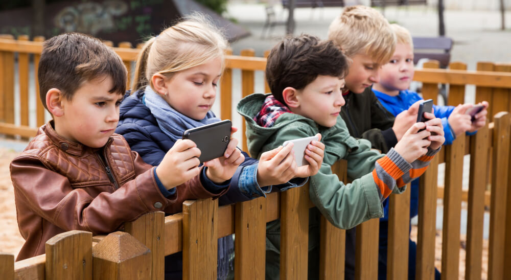 ילדים משתמשים בסמארטפון הראשון שלהם